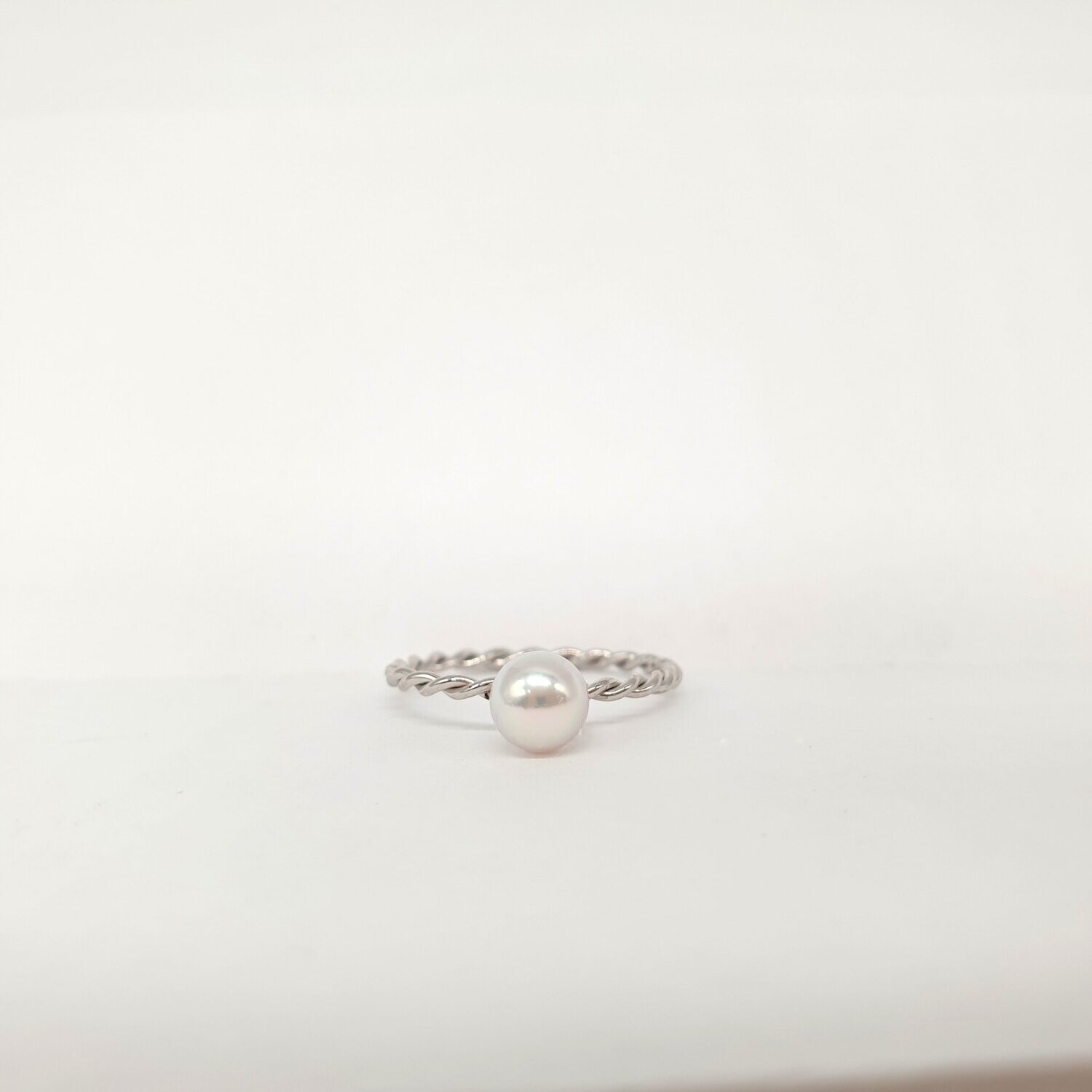 Anello ES.ile in oro 750/000 (18ct) con perla coltivata giapponese Anello ES.ile in oro 750/000 (18ct) con perla coltivata giapponese, COLORE: BIANCO