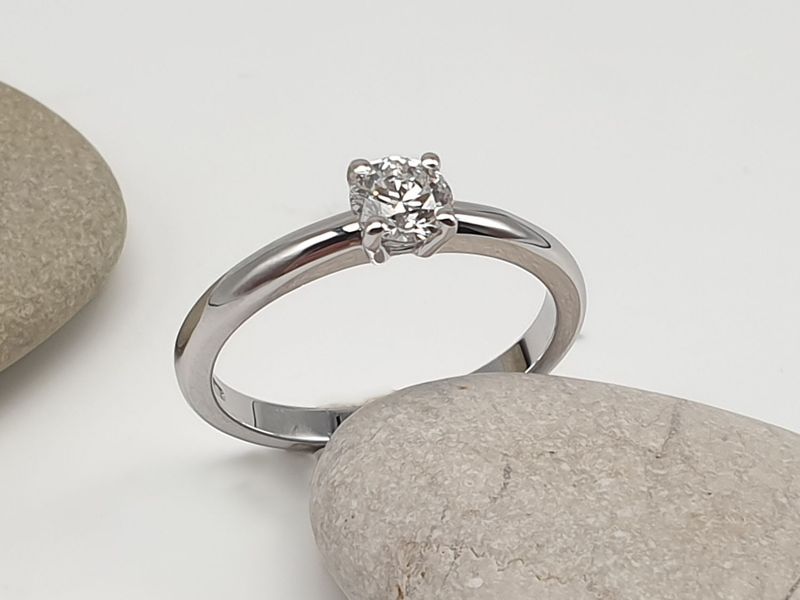 Anello solitario in oro bianco  diamante naturale ct. 0.45