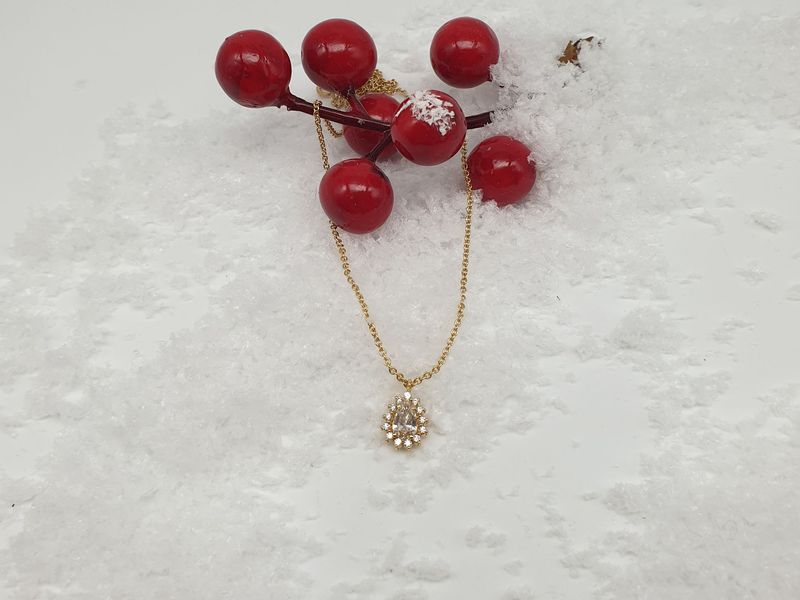 Girocollo con Diamante Naturale a Goccia e contorno di diamanti