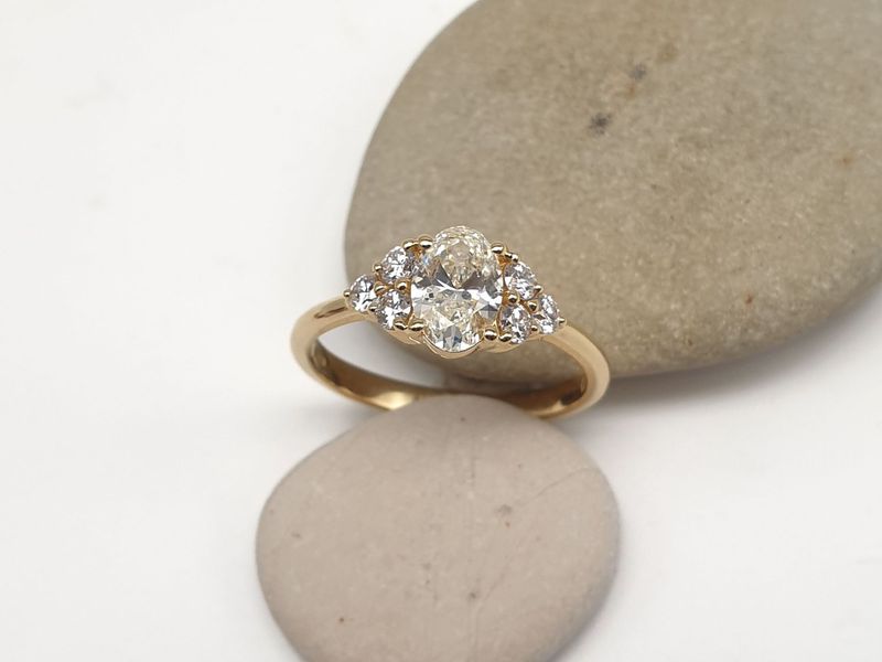 Anello in Oro Giallo con Diamante Ovale ct 0.70 e sei diamanti laterali