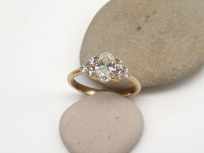 Anello in Oro Giallo con Diamante Ovale ct 0.70 e sei diamanti laterali