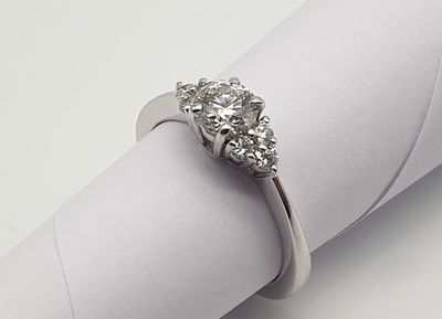 Anello in oro bianco Diamante naturale ct 0.60 e 6 diamanti laterali ct 0.22 Anello in oro bianco Diamante naturale ct 0.60 e 6 diamanti laterali ct 0.22