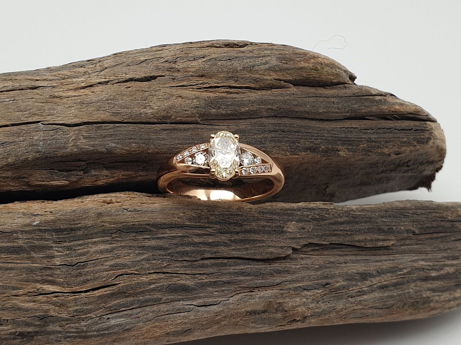 Anello in oro rosa Diamante Ovale ct 0.70 e diamanti laterali Anello in oro rosa Diamante Ovale ct 0.70 e diamanti laterali