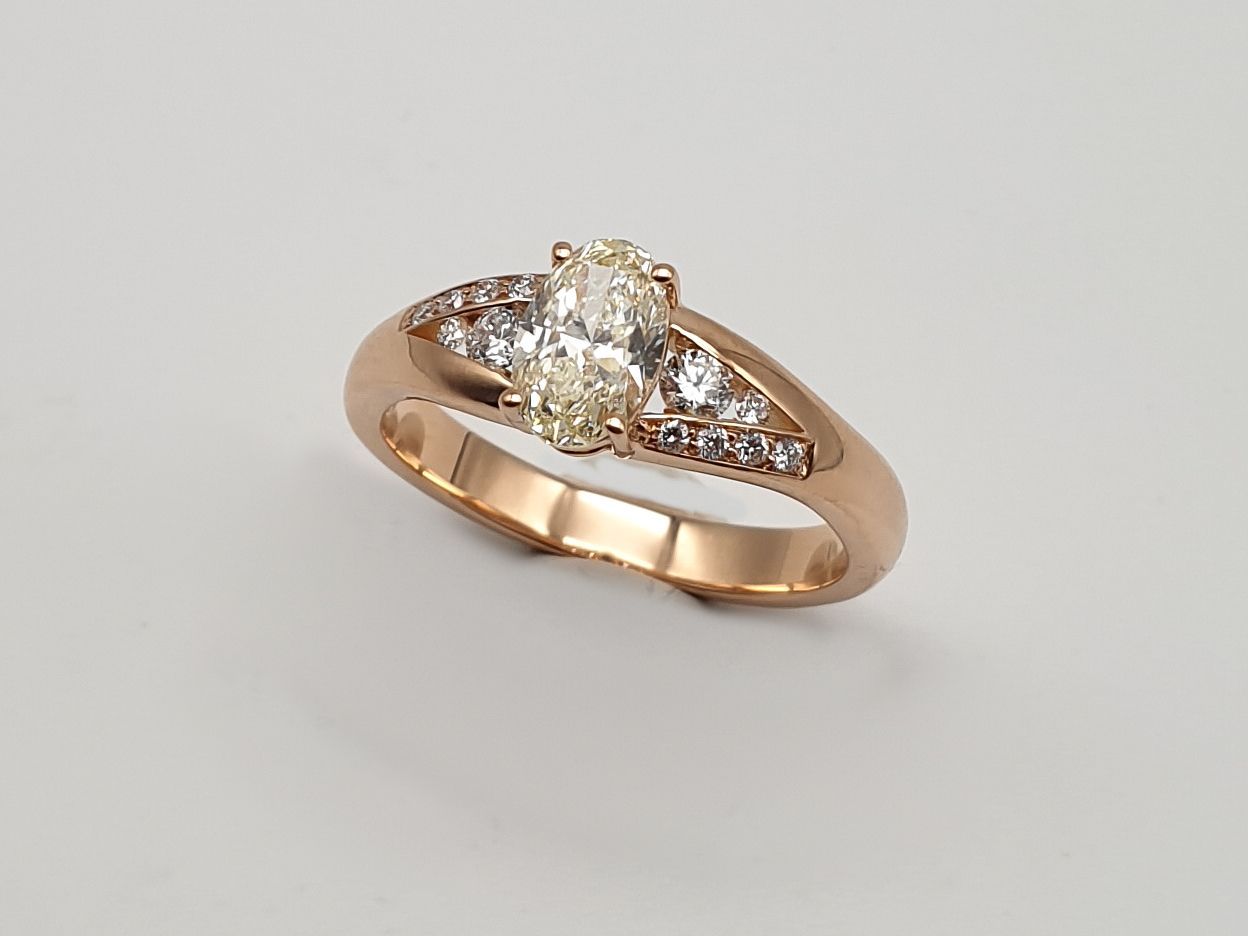 Anello in Oro Rosa con Diamante taglio Ovale ct 0.70 e diamanti laterali