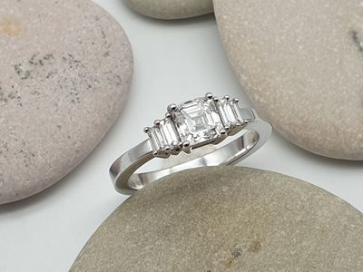 Anello in oro bianco con Diamante taglio Square Emerald ct 0.80 e 4 diamanti laterali ct 0.30