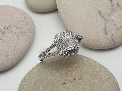 Anello in oro bianco con Diamante taglio Smeraldo ct 0.80 e 4 diamanti laterali ct 0.34 Anello in oro bianco con Diamante taglio Smeraldo ct 0.80 e 4 diamanti laterali ct 0.34