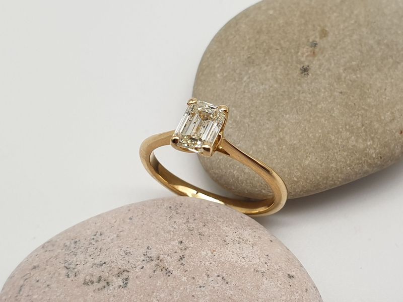 Solitario in oro Giallo  Diamante taglio Smeraldo  ct 0.92