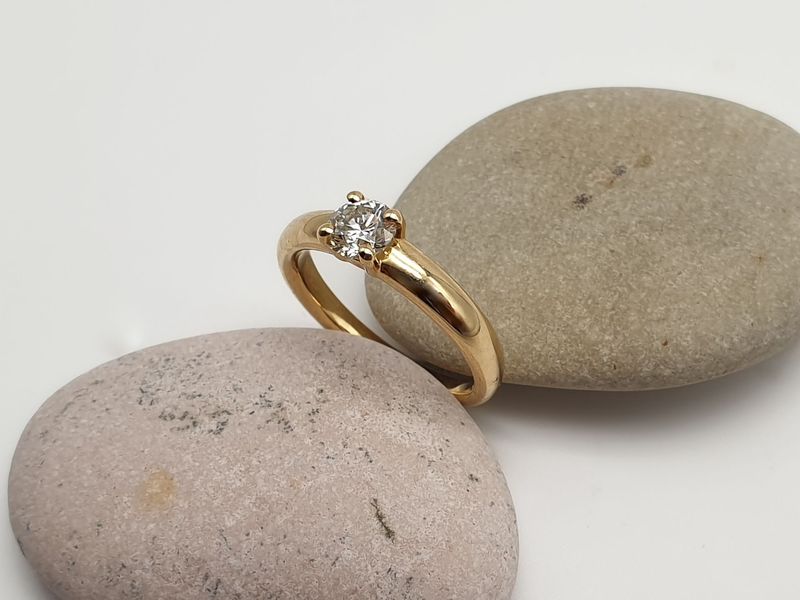 Solitario in oro giallo Diamante Naturale ct 0.57