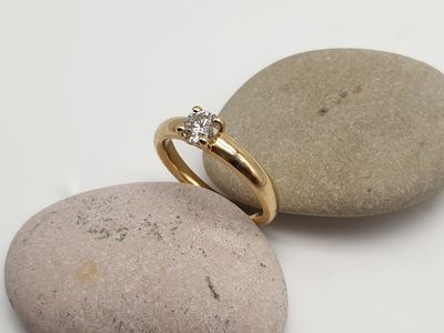 Solitario in oro giallo Diamante Naturale ct 0.57