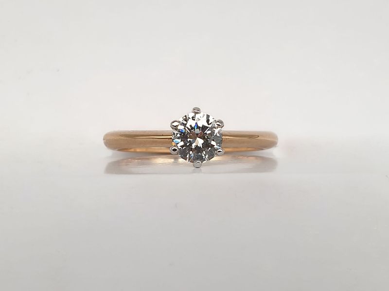 Solitario in oro Rosa  6 punte  con Diamante taglio ct 0.45