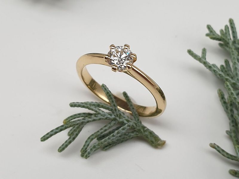 Solitario in oro Giallo 6 griffe  con Diamante  ct 0.45