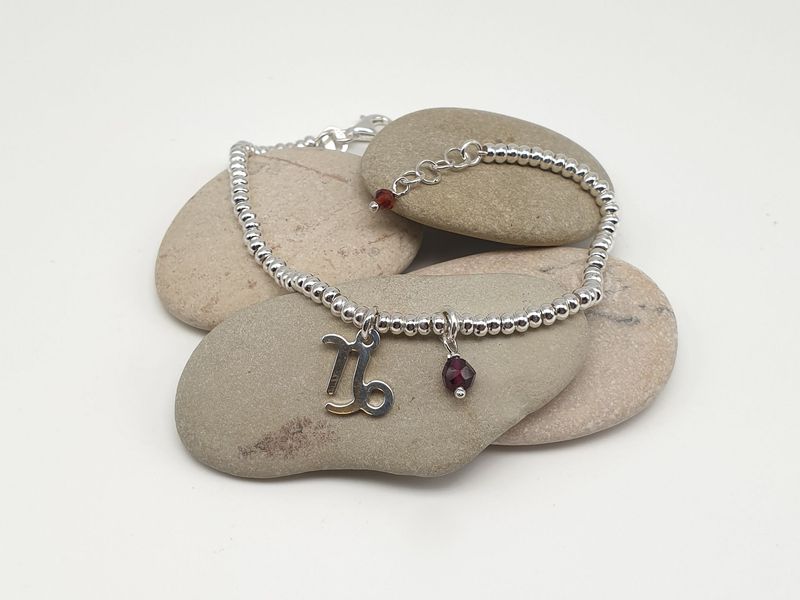 CAPRICORNO-granato, Bracciale con simbolo e gemma