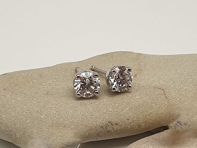 Orecchini in oro bianco 18ct (750/000) con due diamanti naturali ct 0.50 taglio a brillante