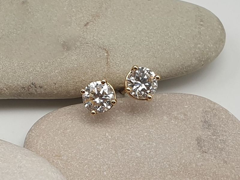 Orecchini in oro giallo 18ct (750/000) con due diamanti naturali ct 0.93 taglio a brillante