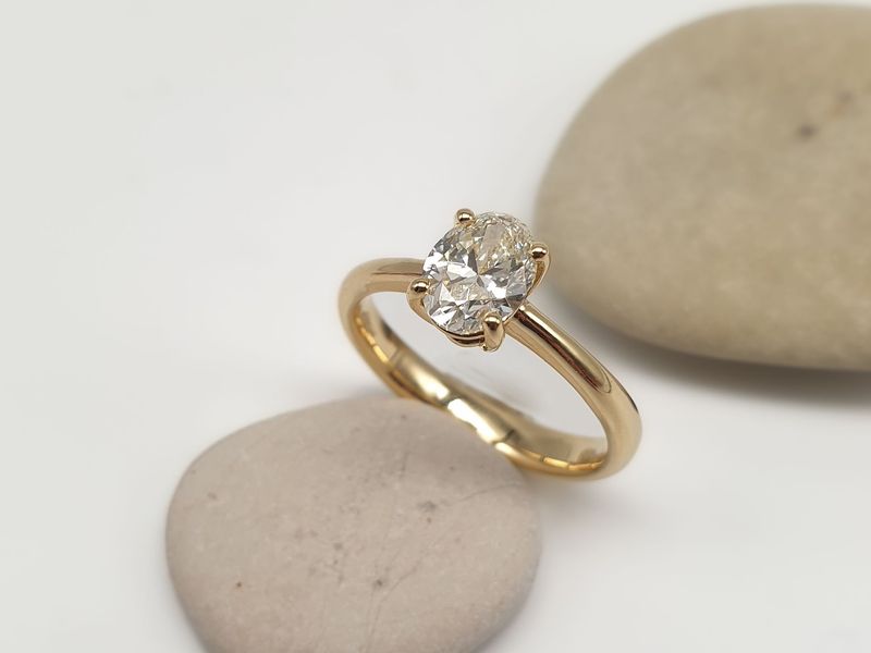 Solitario in oro Giallo Diamante Ovale  ct 0.90