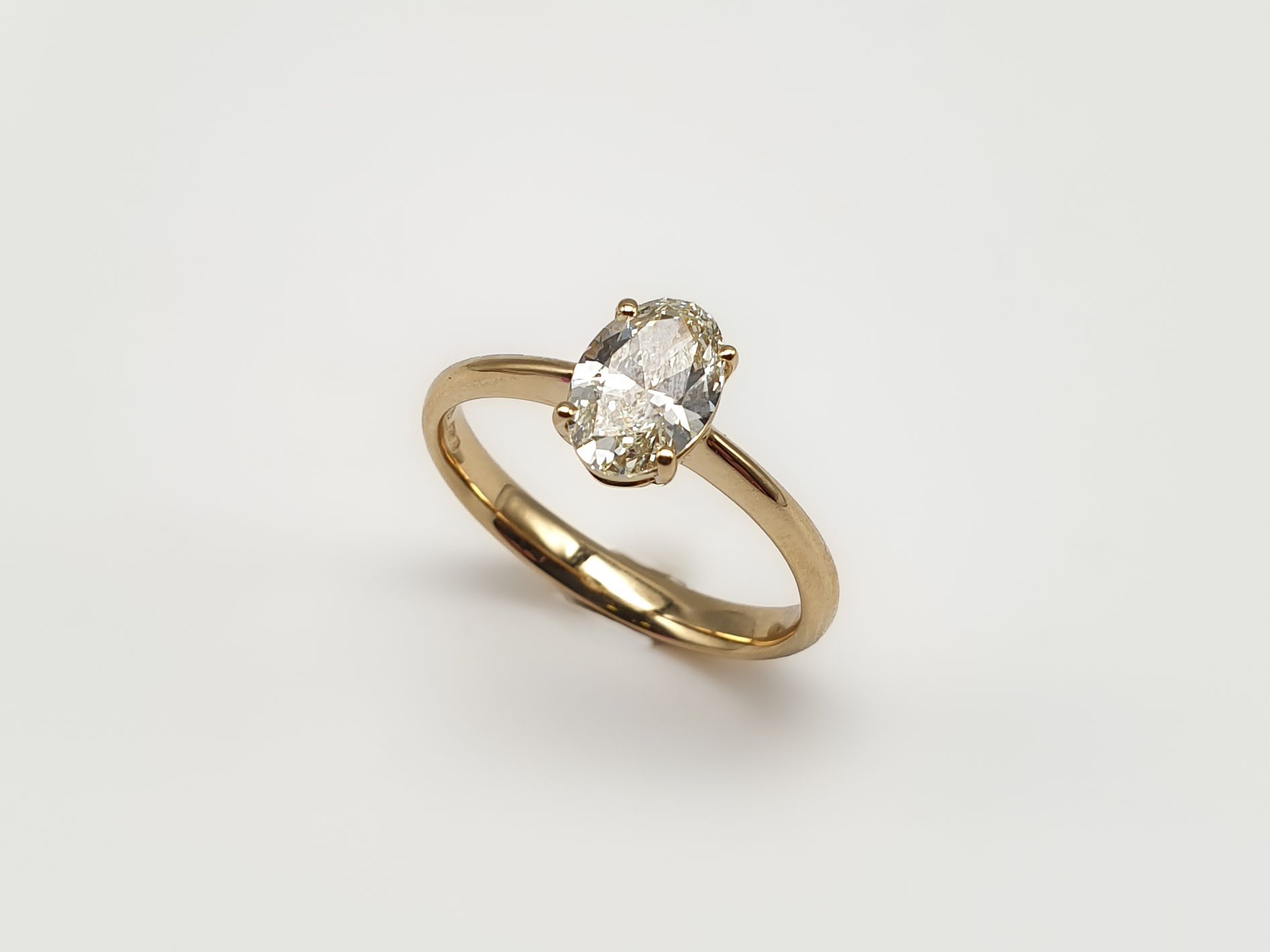 Solitario in oro Giallo Diamante Ovale ct 0.94
