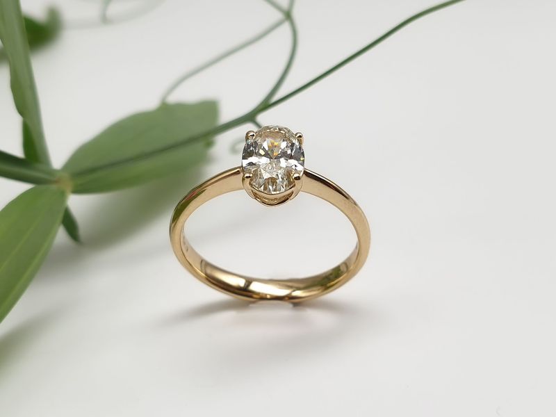 Solitario in oro Giallo Diamante Ovale  ct 0.94