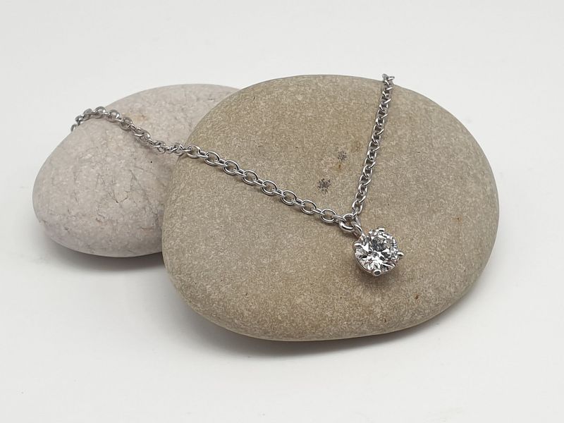 Girocollo punto luce con Diamante Naturale ct 0.40