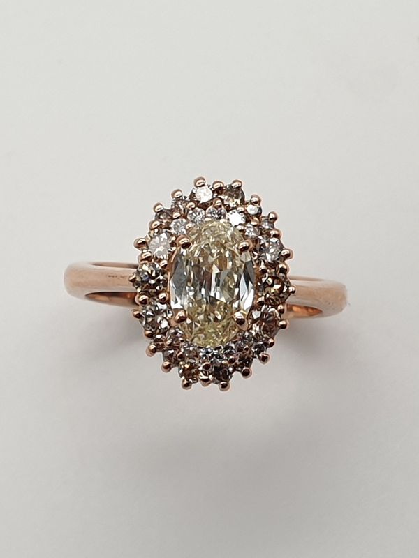 Anello in Oro Rosa con Diamante Ovale ct .90 e contorno di diamanti bianchi e brown