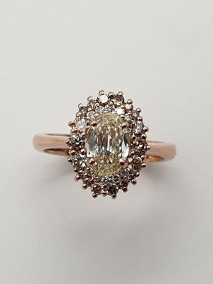 Anello in oro rosa Diamante Ovale ct .90 e contorno di diamanti bianchi e brown Anello in oro rosa Diamante Ovale ct .90 e contorno di diamanti bianchi e brown