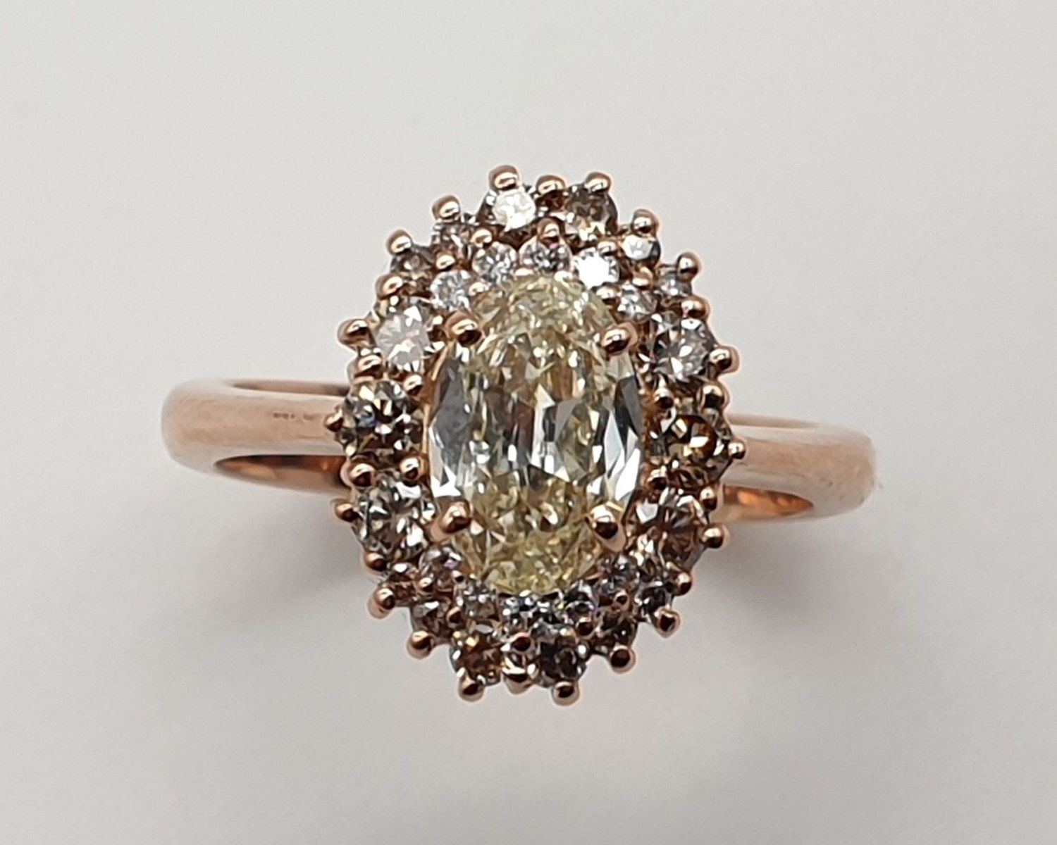 Anello con diamante naturale taglio ovale ct 0.90 e contorno di diamanti bianchi e brown