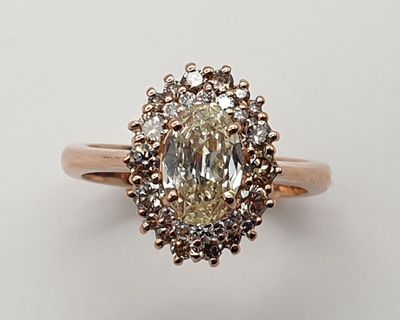 Anello in oro rosa Diamante Ovale ct .90 e contorno di diamanti bianchi e brown Anello in oro rosa Diamante Ovale ct .90 e contorno di diamanti bianchi e brown