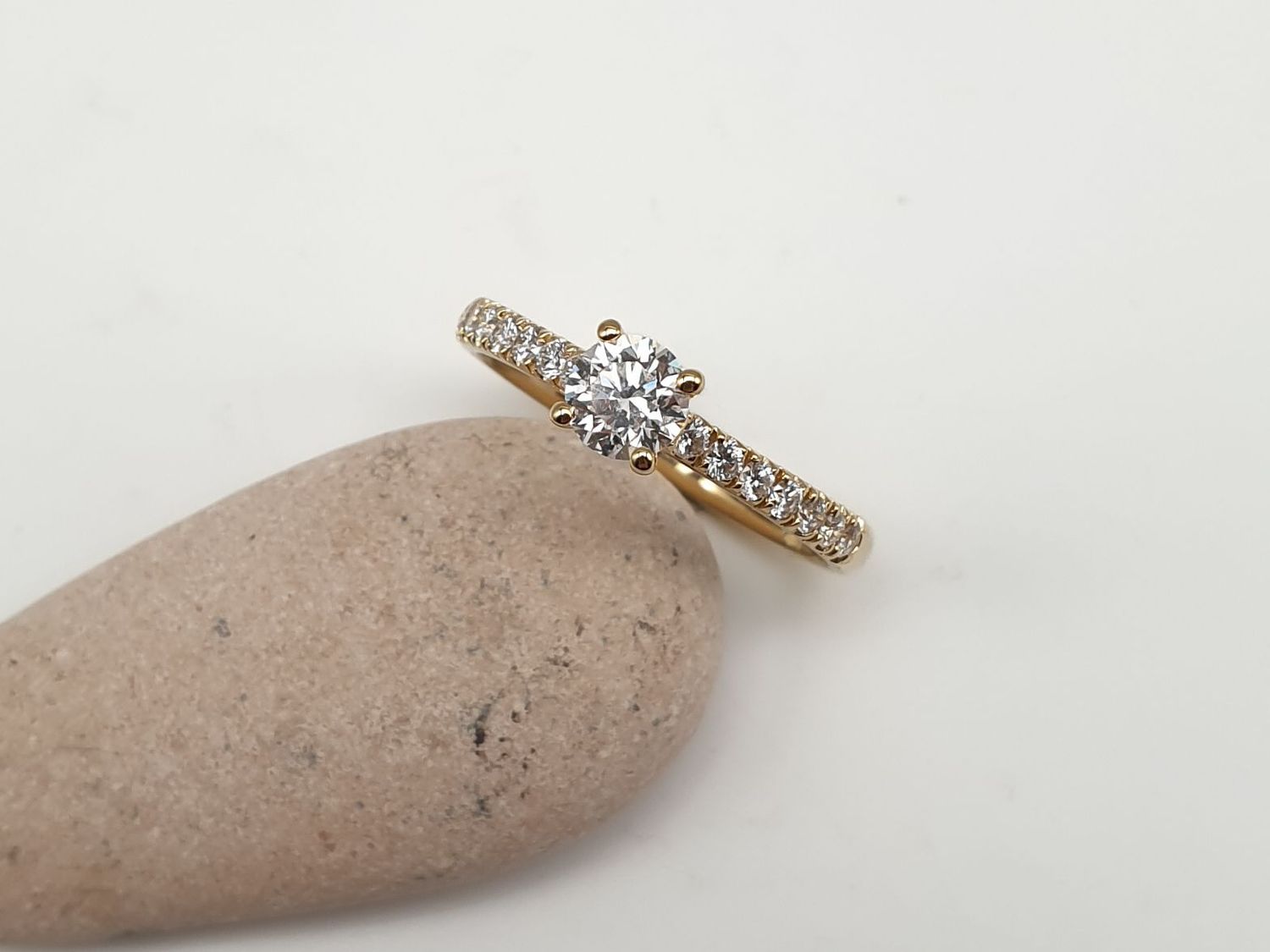 Anello di Helios con diamante naturale ct 0.46 e diamanti laterali