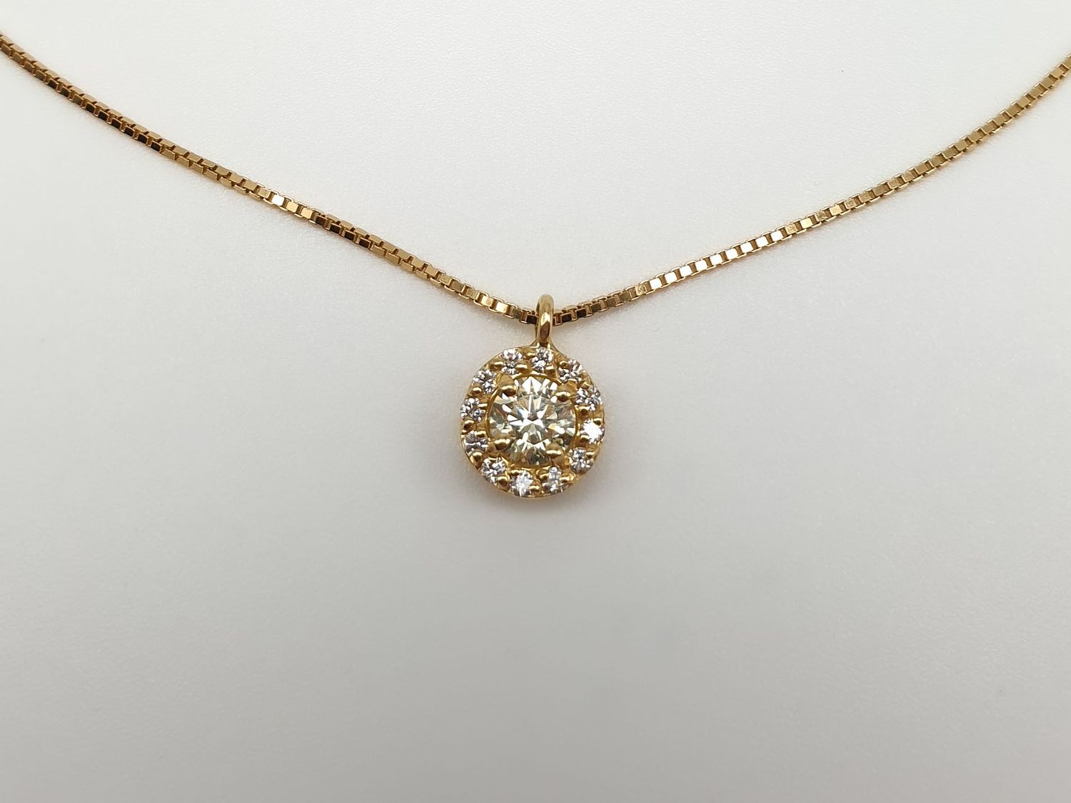 Girocollo in oro giallo con diamante ct 0,40 ed un luminoso contorno di diamanti