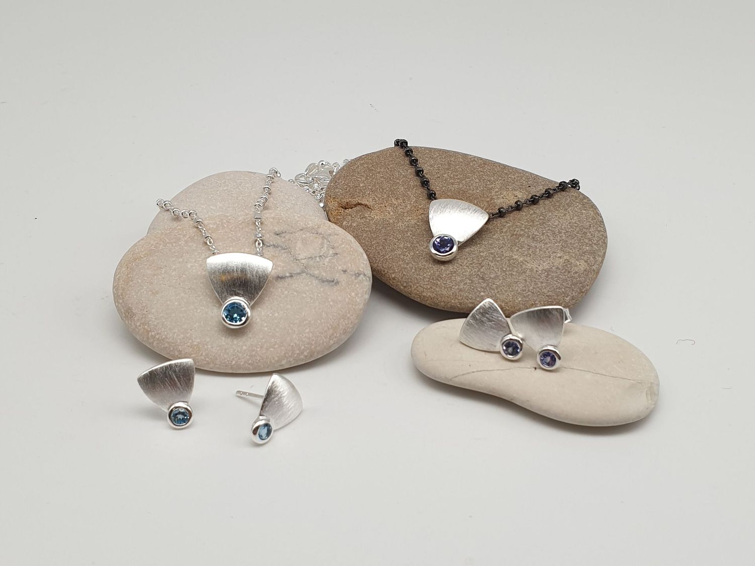 Girocollo con ciondolo in argento 925/000 satinato e pietre naturali