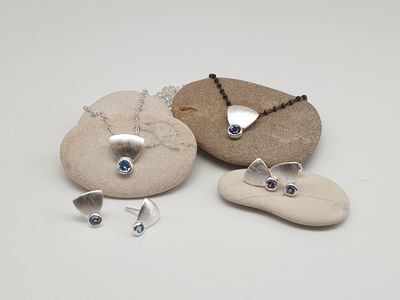 Girocollo con ciondolo in argento 925/000 satinato e pietre naturali Girocollo con ciondolo in argento 925/000 satinato e pietre naturali