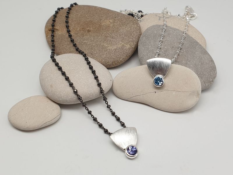 Girocollo con ciondolo triangolare in argento 925/000 satinato e pietre naturali