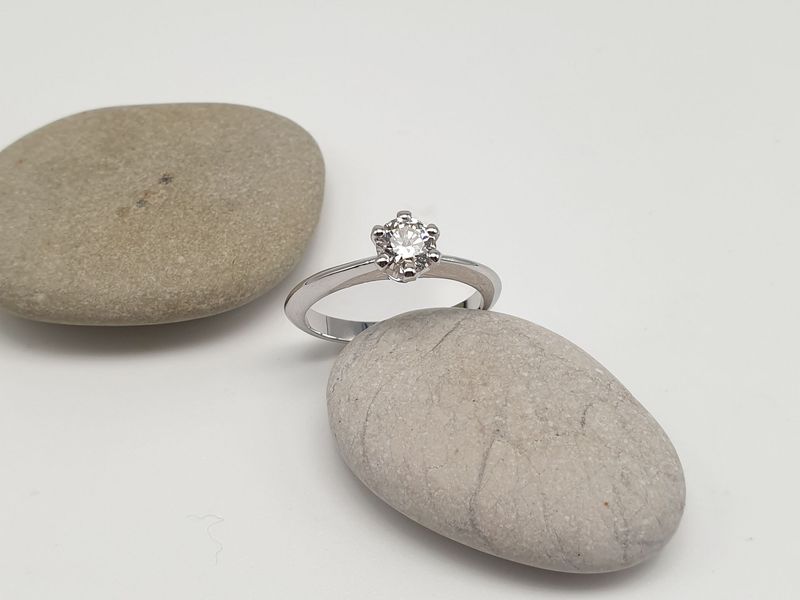 Solitario in oro bianco 6 griffe Diamante naturale ct 0.56
