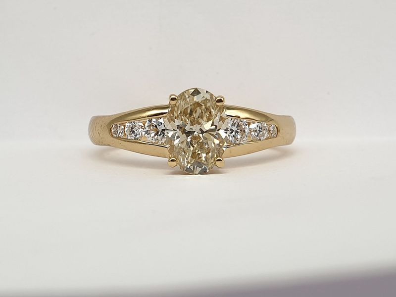 Anello in Oro Giallo con Diamante taglio Ovale ct 1.00 e diamanti laterali
