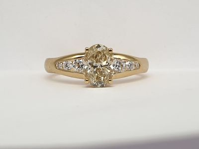 Anello in Oro Giallo con Diamante taglio Ovale ct 1.00 e diamanti laterali Anello in Oro Giallo con Diamante taglio Ovale ct 1.00 e diamanti laterali