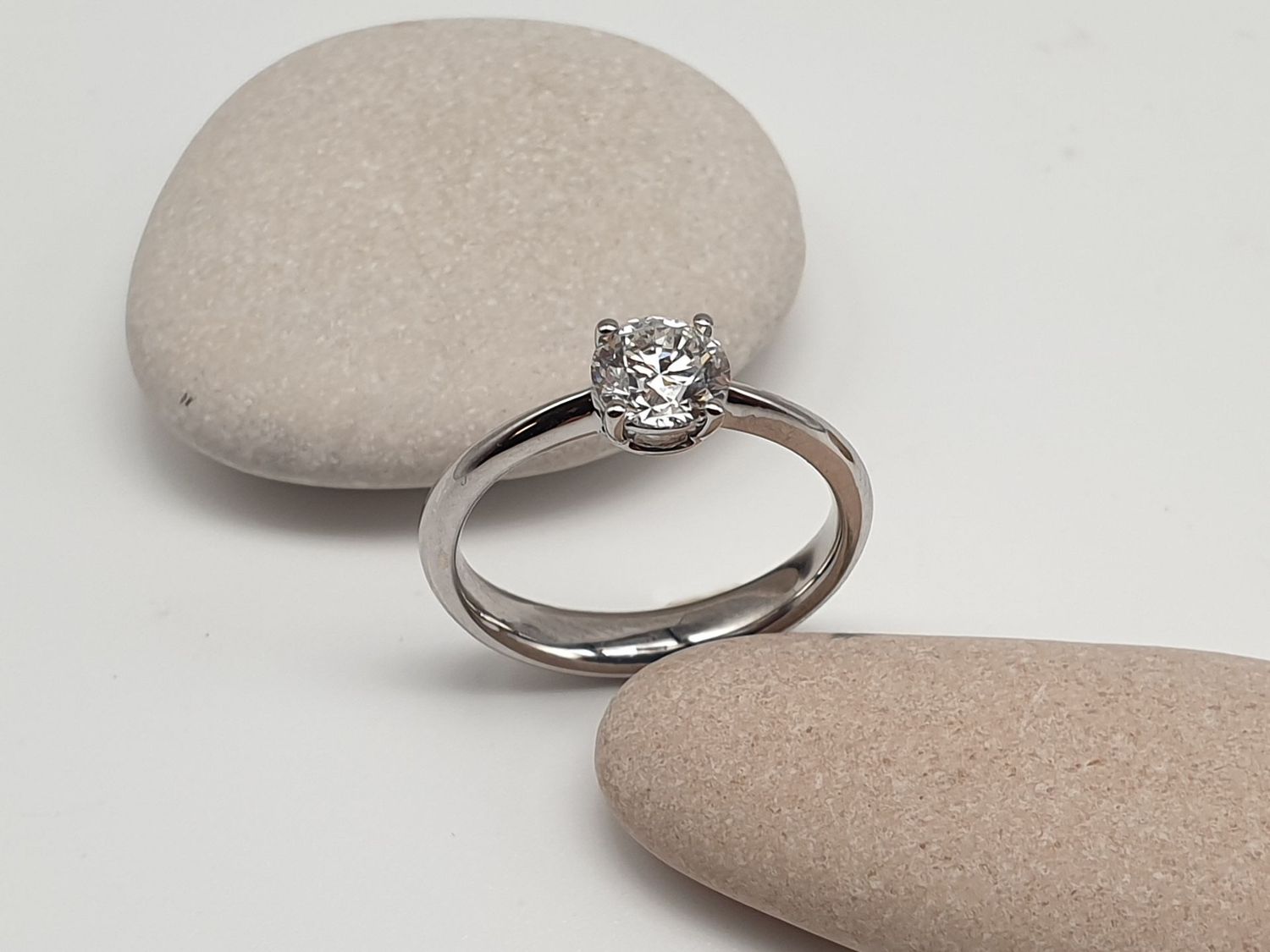 Anello solitario in oro bianco  diamante naturale ct 0.80