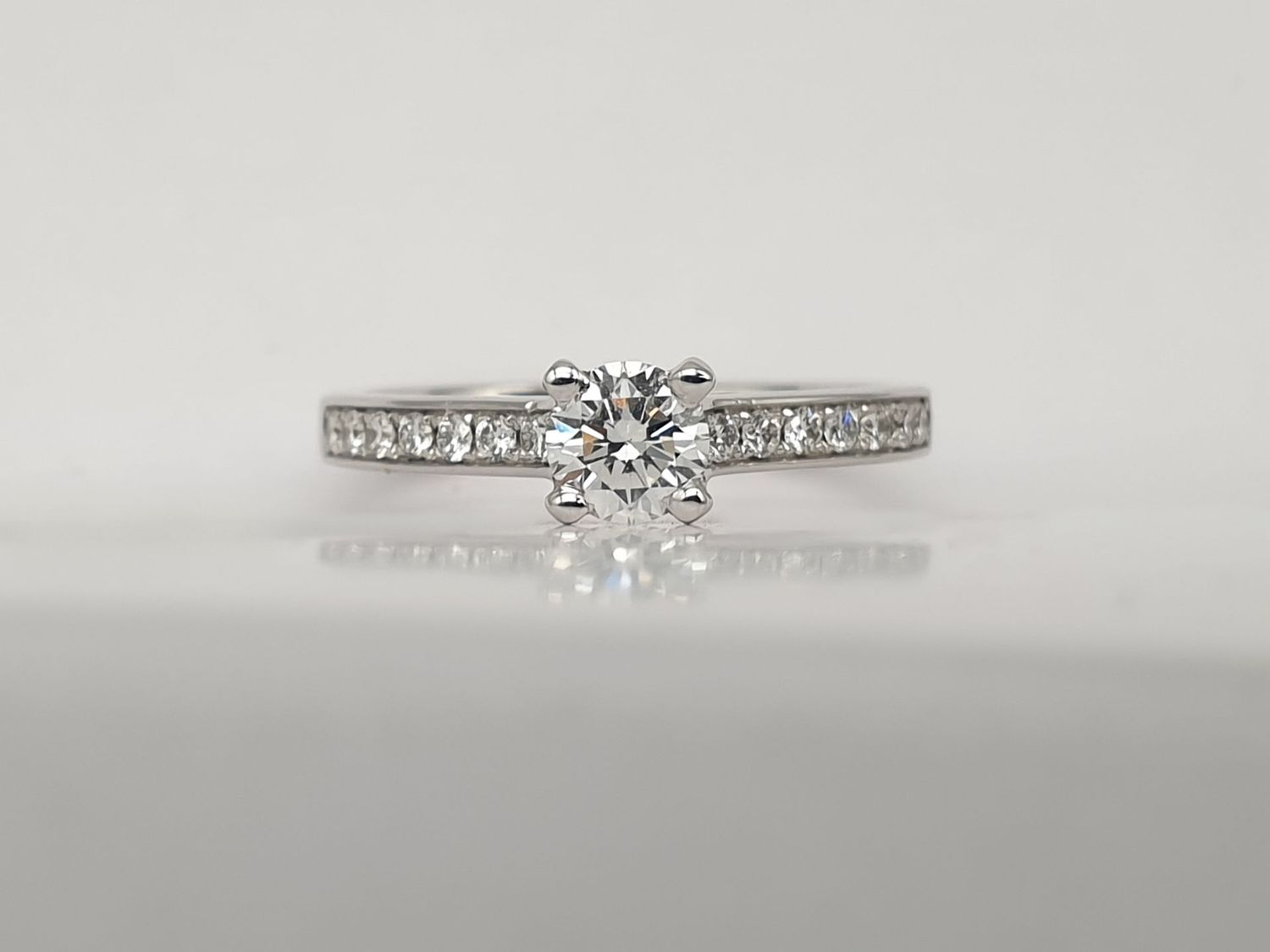 Anello in oro bianco con Diamante ct. 0,42 e 14 diamanti laterali ct 0.16 Anello in oro bianco con Diamante ct. 0,42 e 14 diamanti laterali ct 0.16