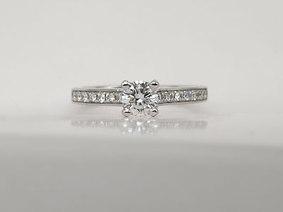 Anello in oro bianco con Diamante ct 0.42 e 14 diamanti laterali ct 0.16