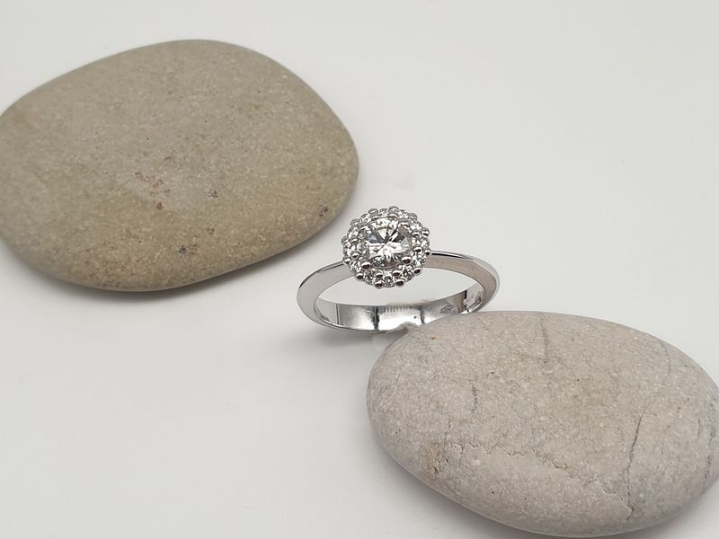 Anello in oro bianco Diamante naturale ct 0.39 e 12 diamanti laterali ct 0.13