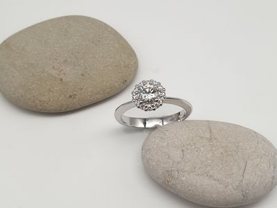 Anello in oro bianco Diamante naturale ct 0.39 e 12 diamanti laterali ct 0.13