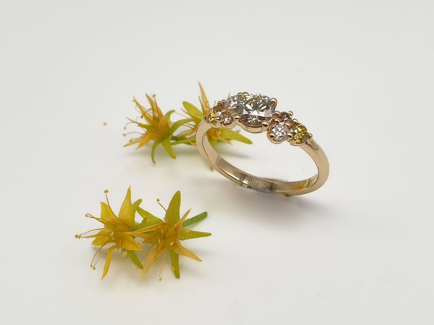 Anello in oro giallo Diamante naturale centrale ct 0.50 colore O-P e 6 diamanti laterali bianchi, gialli e brown ct 0.38