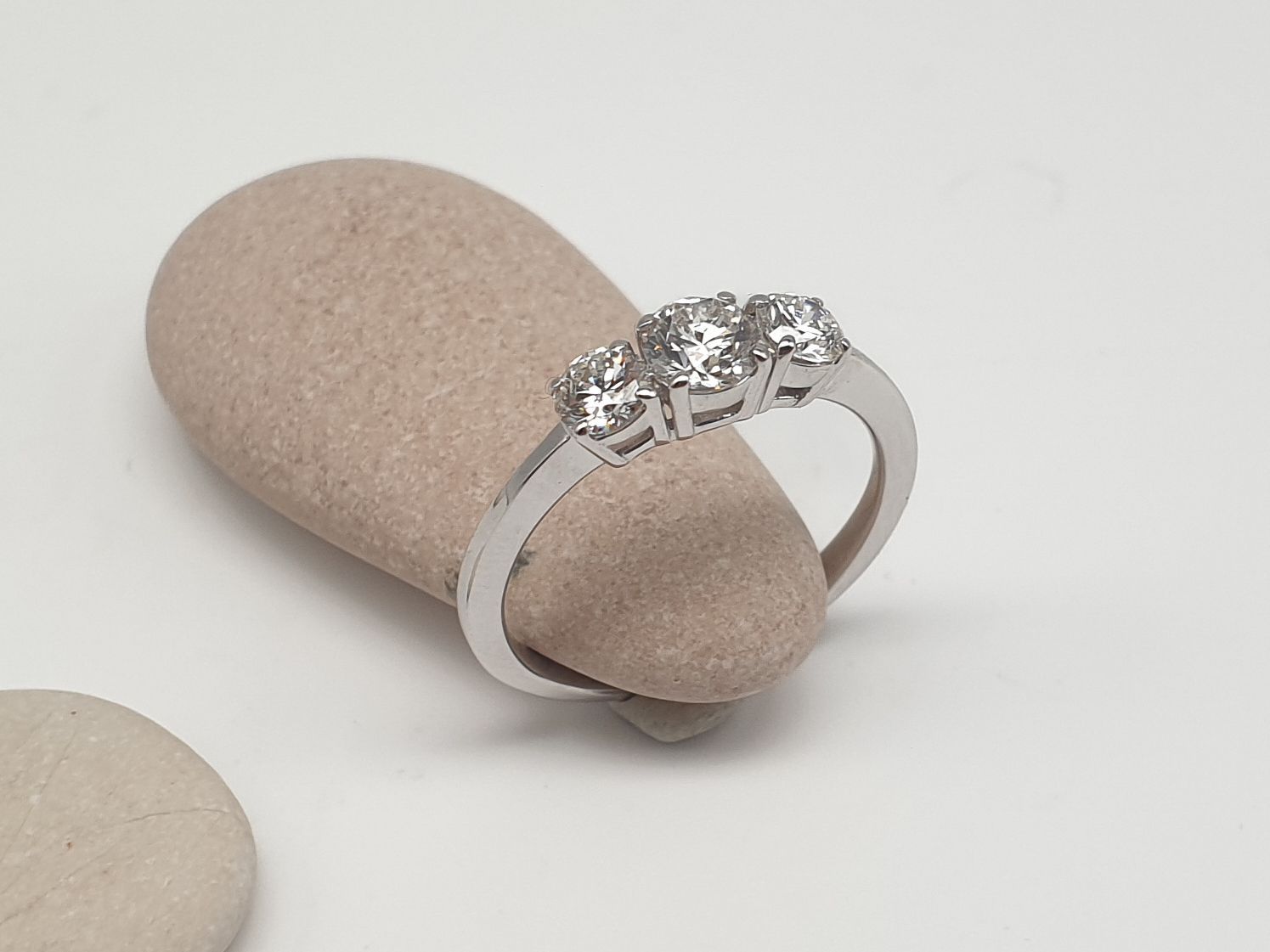 Trilogy in oro bianco Diamante naturale ct 0.38 e due diamant naturali ct 0.20