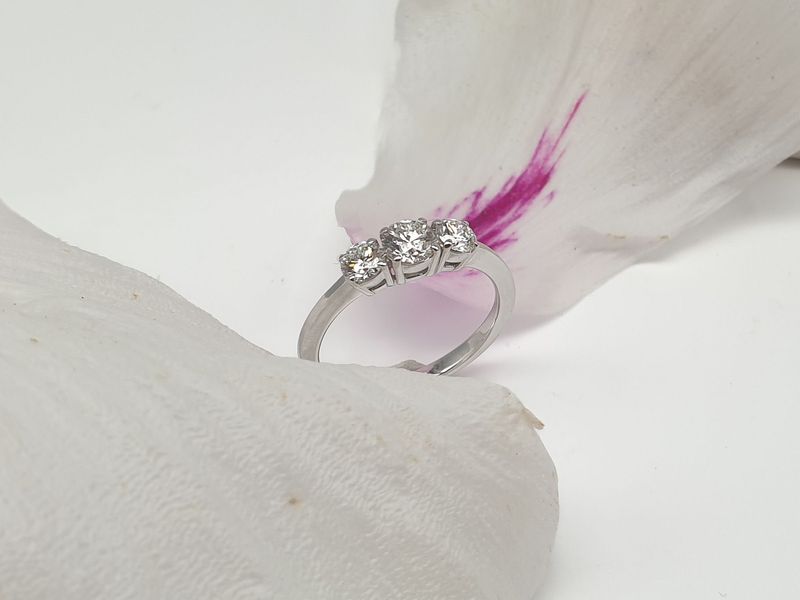 Trilogy in oro bianco Diamante naturale ct 0.41 e due diamant naturali ct 0.20