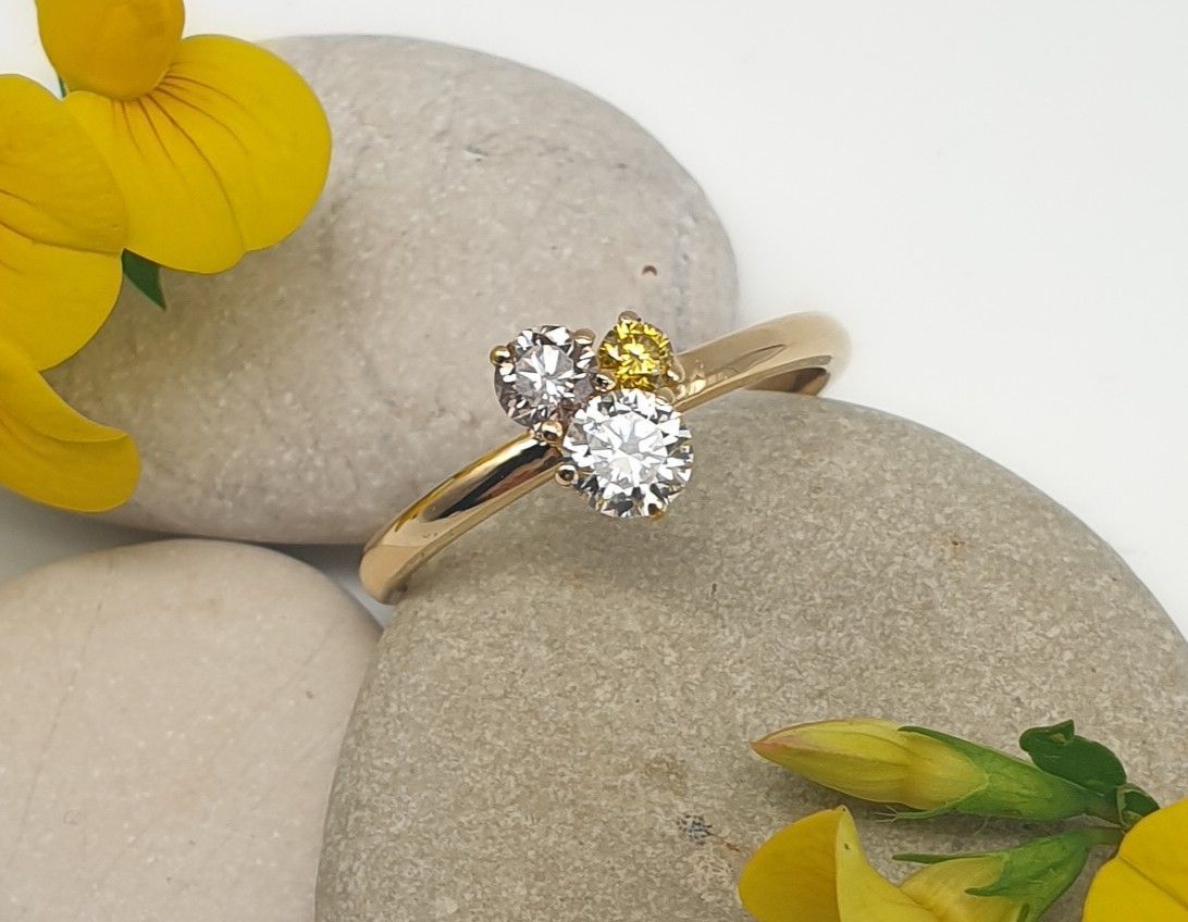 Anello Trio in oro giallo con diamanti naturali bianco, giallo e brown