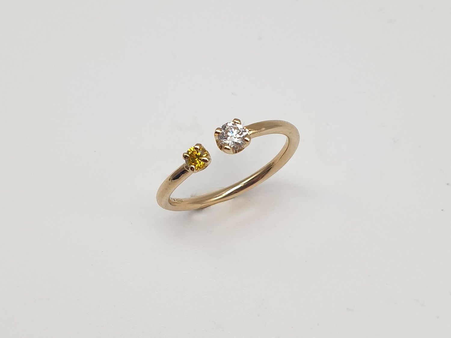 Anello contrarier in oro giallo con diamanti naturali bianco e giallo