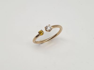 Anello contrarier in oro giallo con diamanti naturali bianco e giallo Anello contrarier in oro giallo con diamanti naturali bianco e giallo