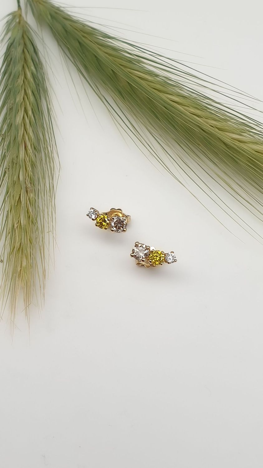 Orecchini Trilogy Virgola con diamaniti Brown, Yellow & White in Oro 750/000 (18ct) Orecchini Trilogy Virgola con diamaniti Brown, Yellow & White in Oro 750/000 (18ct)