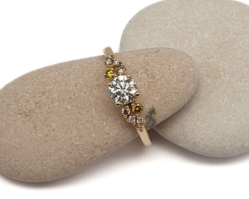 Anello in oro giallo Diamante naturale centrale ct 0.40 colore M e 10 diamanti laterali bianchi, gialli e brown ct 0.10