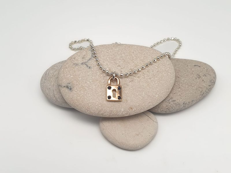 Girocollo in argento 925/000 con lucchetto in oro rosa 18 ct con diamanti neri