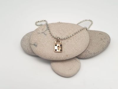 Girocollo in argento 925/000 con lucchetto in oro rosa 18 ct con diamanti neri