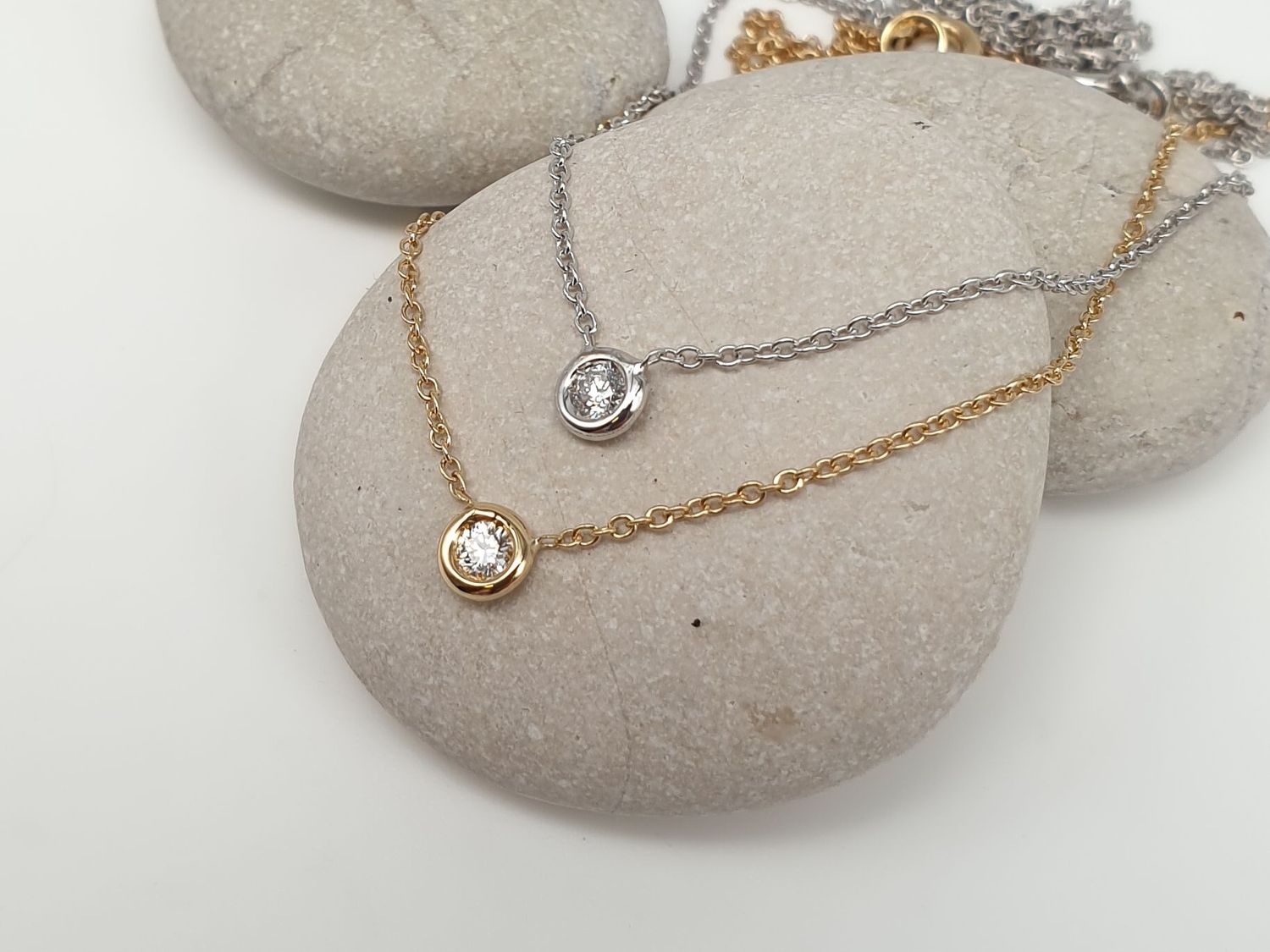 Girocollo "Esatto Mini" in oro 750/000 (18ct) con diamante bianco ct 0.06